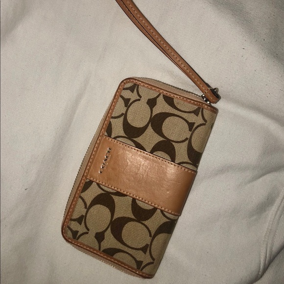 Small Coach Wristlet With Signature Fabric - Picture 2 of 7